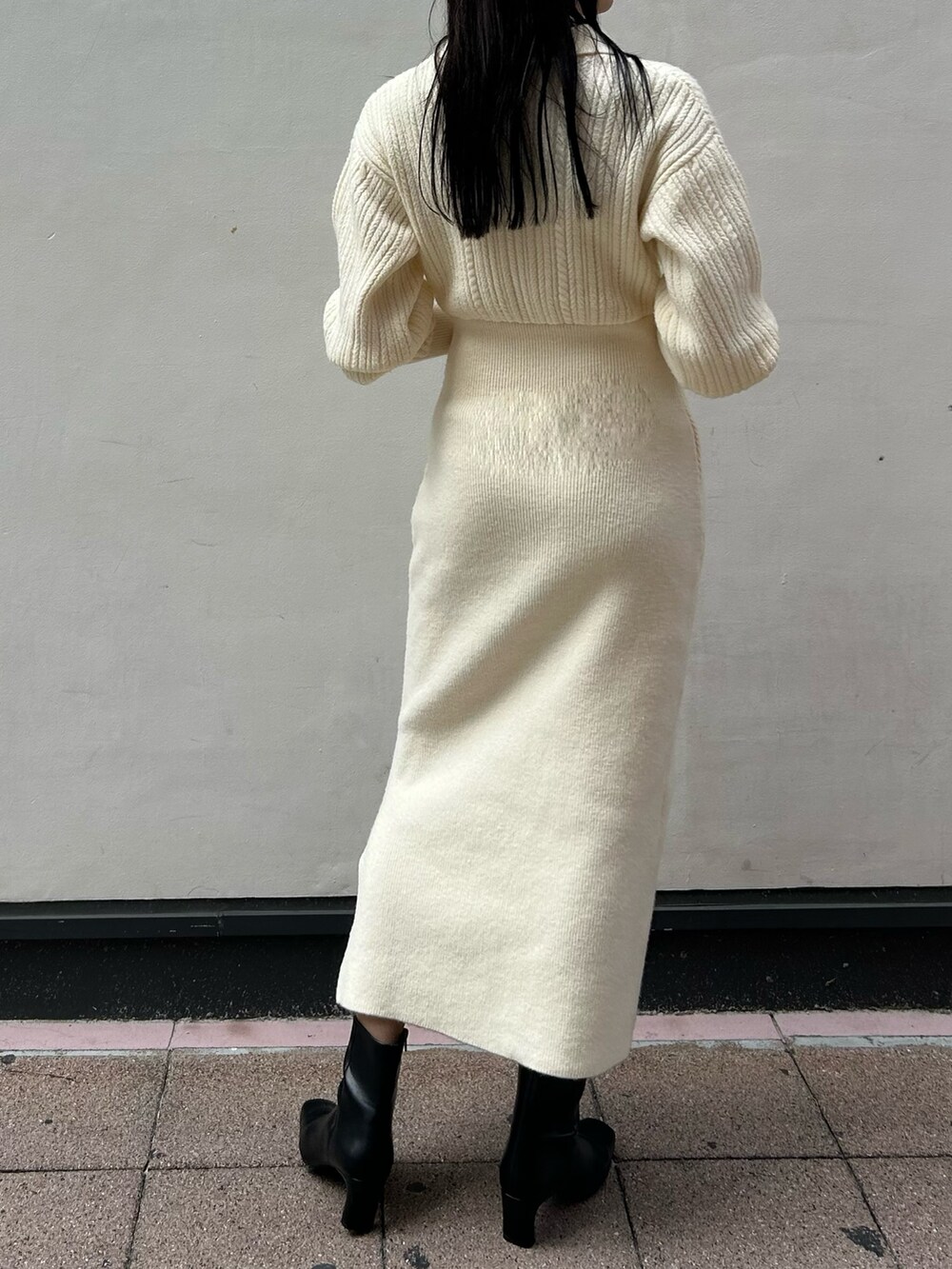 ホワイト系のワンピース、ブラック系のブーツ、ブラック系のショルダーバッグを着用したレディースの秋コーディネートの4枚目の写真