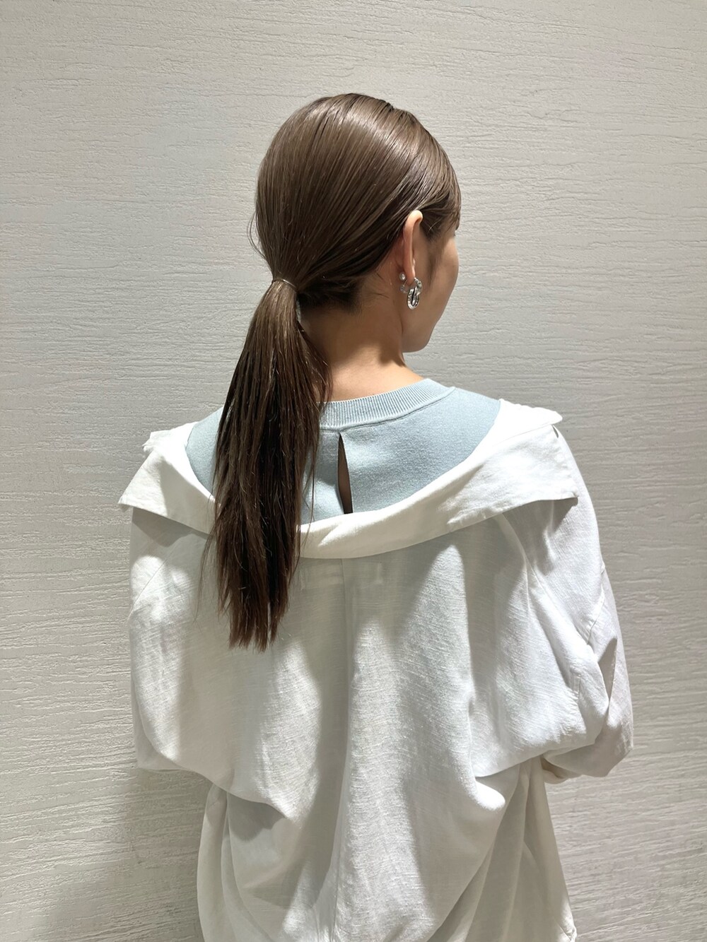 ブルー系のワンピース、ホワイト系のシャツ/ブラウス、その他のサンダルを着用したレディースの夏コーディネートの3枚目の写真