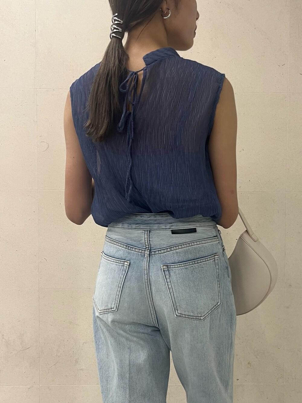 ブルー系のシャツ/ブラウス、ブルー系のデニムパンツを着用したレディースの夏コーディネートの8枚目の写真