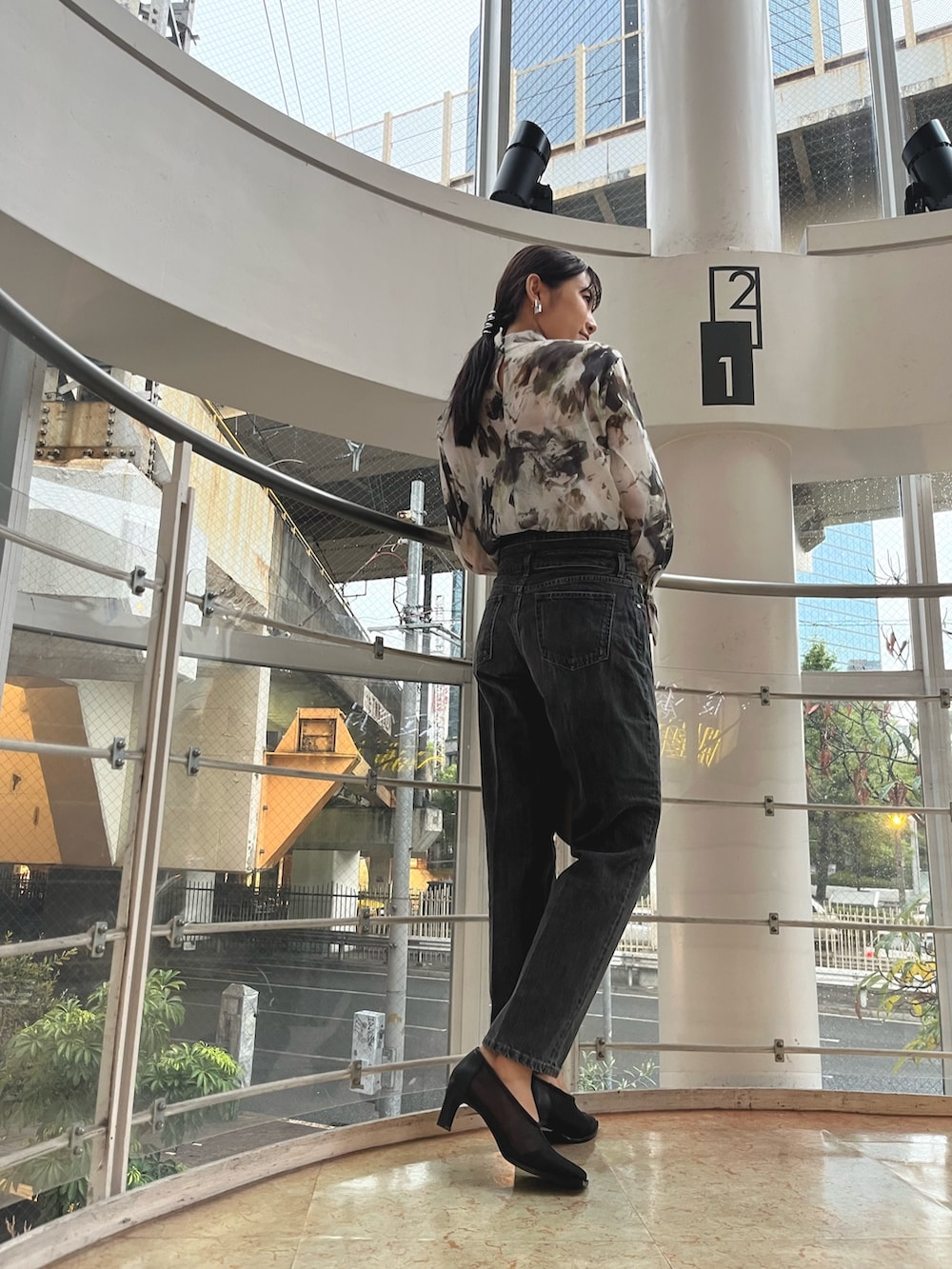 グリーン系のシャツ/ブラウス、ホワイト系のハンドバッグ、ホワイト系のカーディガン/ボレロを着用したレディースの夏コーディネートの7枚目の写真