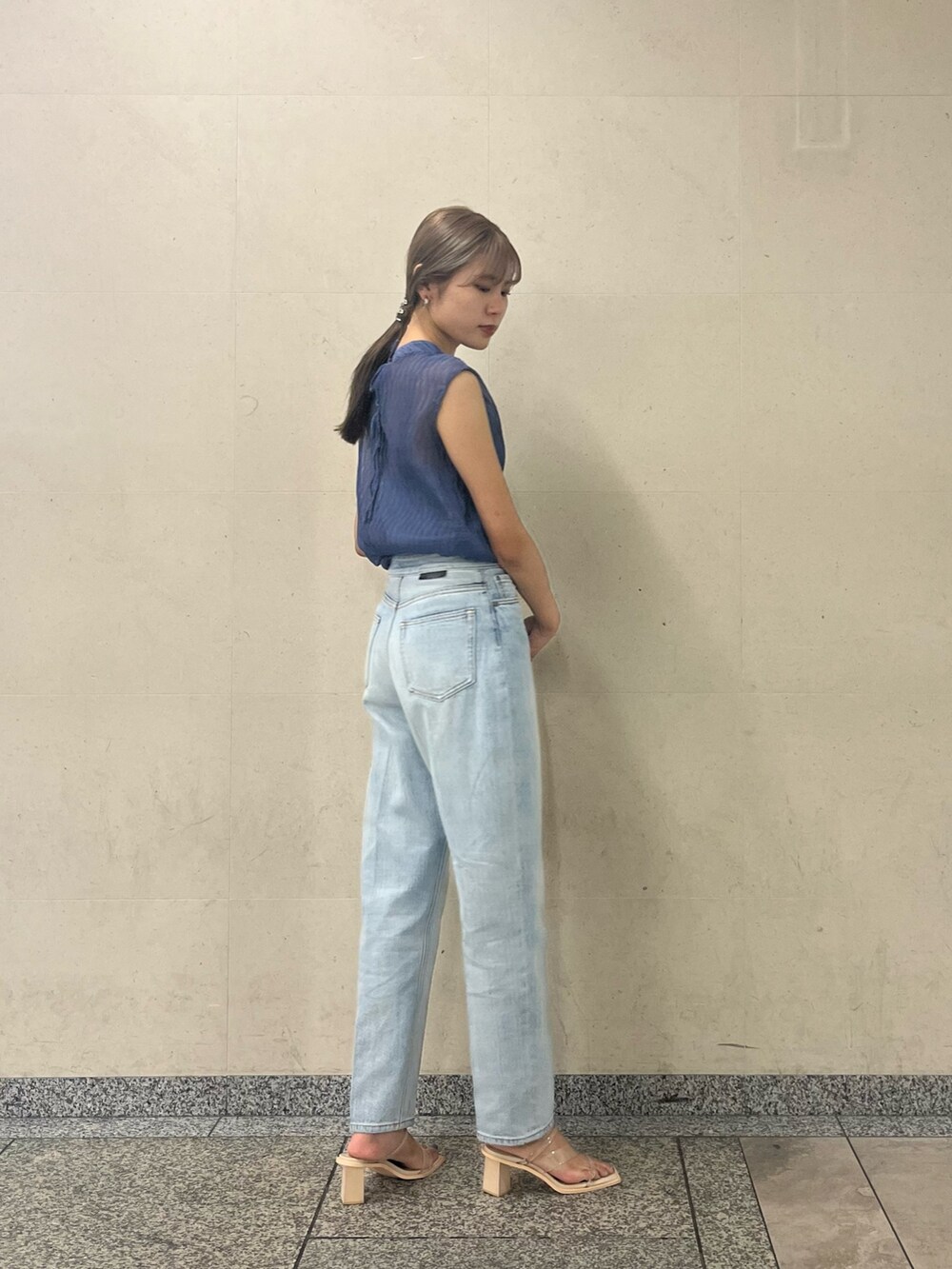 ブルー系のシャツ/ブラウス、ブルー系のデニムパンツを着用したレディースの夏コーディネートの5枚目の写真