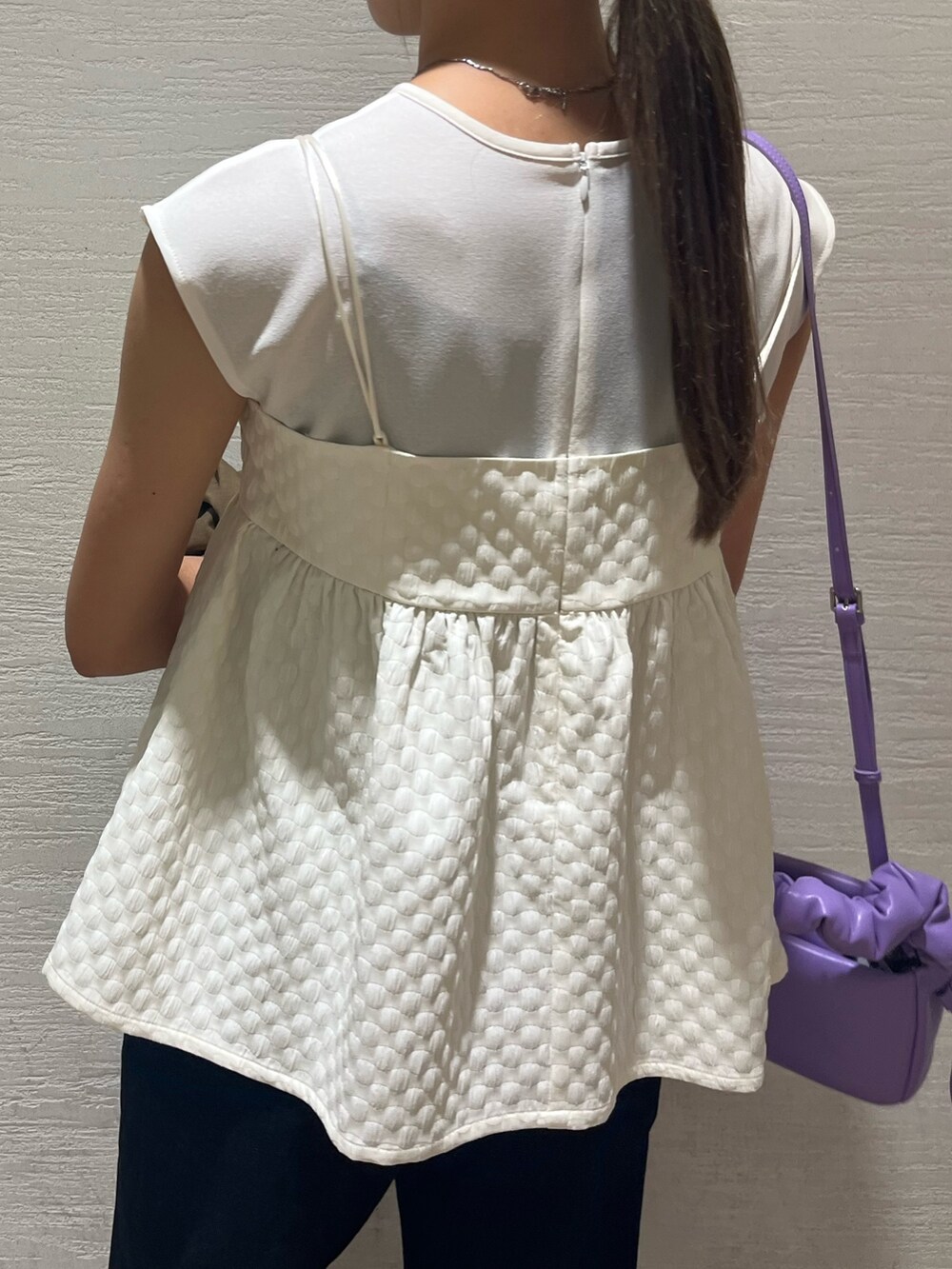 ホワイト系のTシャツ/カットソー、ブルー系のデニムパンツ、その他のサンダルを着用したレディースの春コーディネートの4枚目の写真