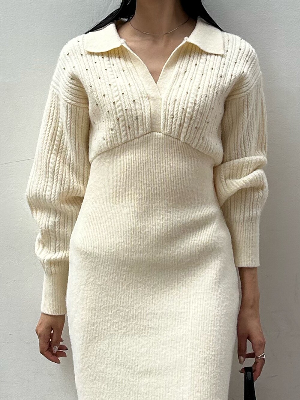 ホワイト系のワンピース、ブラック系のブーツ、ブラック系のショルダーバッグを着用したレディースの秋コーディネートの5枚目の写真