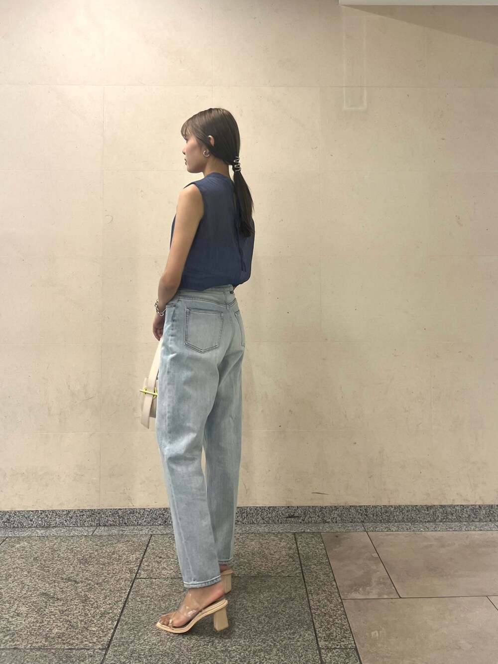 ブルー系のシャツ/ブラウス、ブルー系のデニムパンツを着用したレディースの夏コーディネートの3枚目の写真