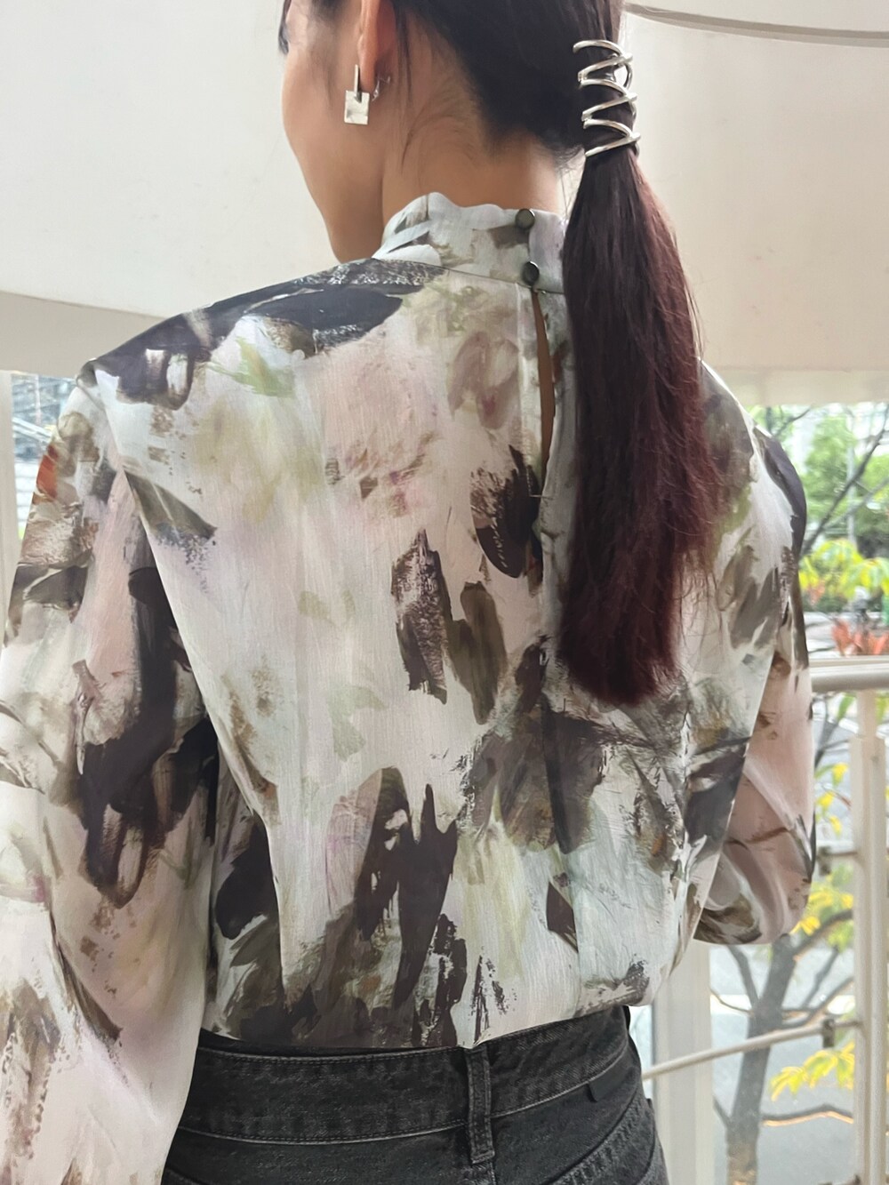 グリーン系のシャツ/ブラウス、ホワイト系のハンドバッグ、ホワイト系のカーディガン/ボレロを着用したレディースの夏コーディネートの10枚目の写真