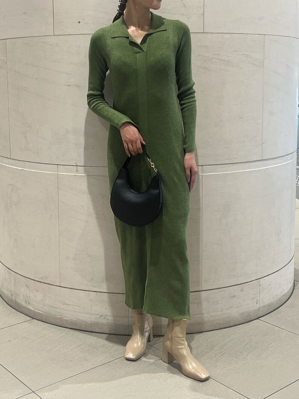 ベージュ系のカーディガン/ボレロ、グリーン系のワンピースを着用したレディースの秋コーディネートの2枚目の写真