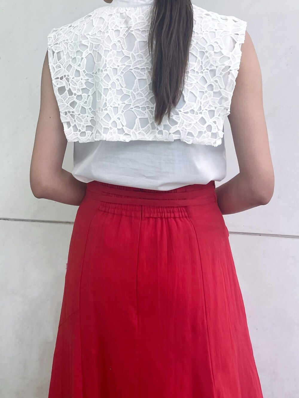 レッド系のスカート、ホワイト系のシャツ/ブラウスを着用したレディースの夏コーディネートの6枚目の写真