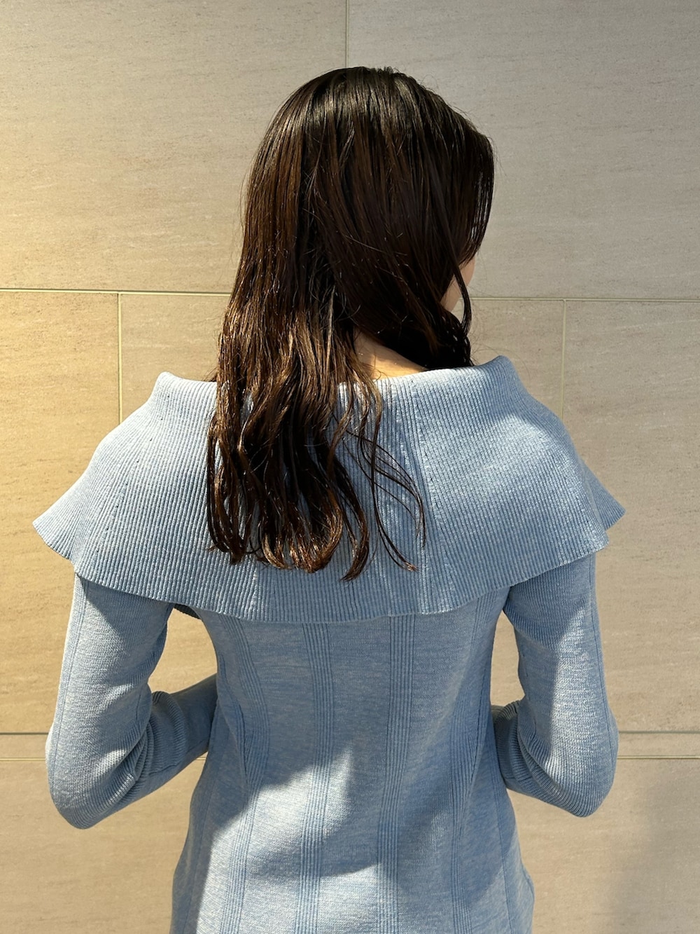 ブルー系のワンピース、ホワイト系のショルダーバッグを着用したレディースの春コーディネートの5枚目の写真