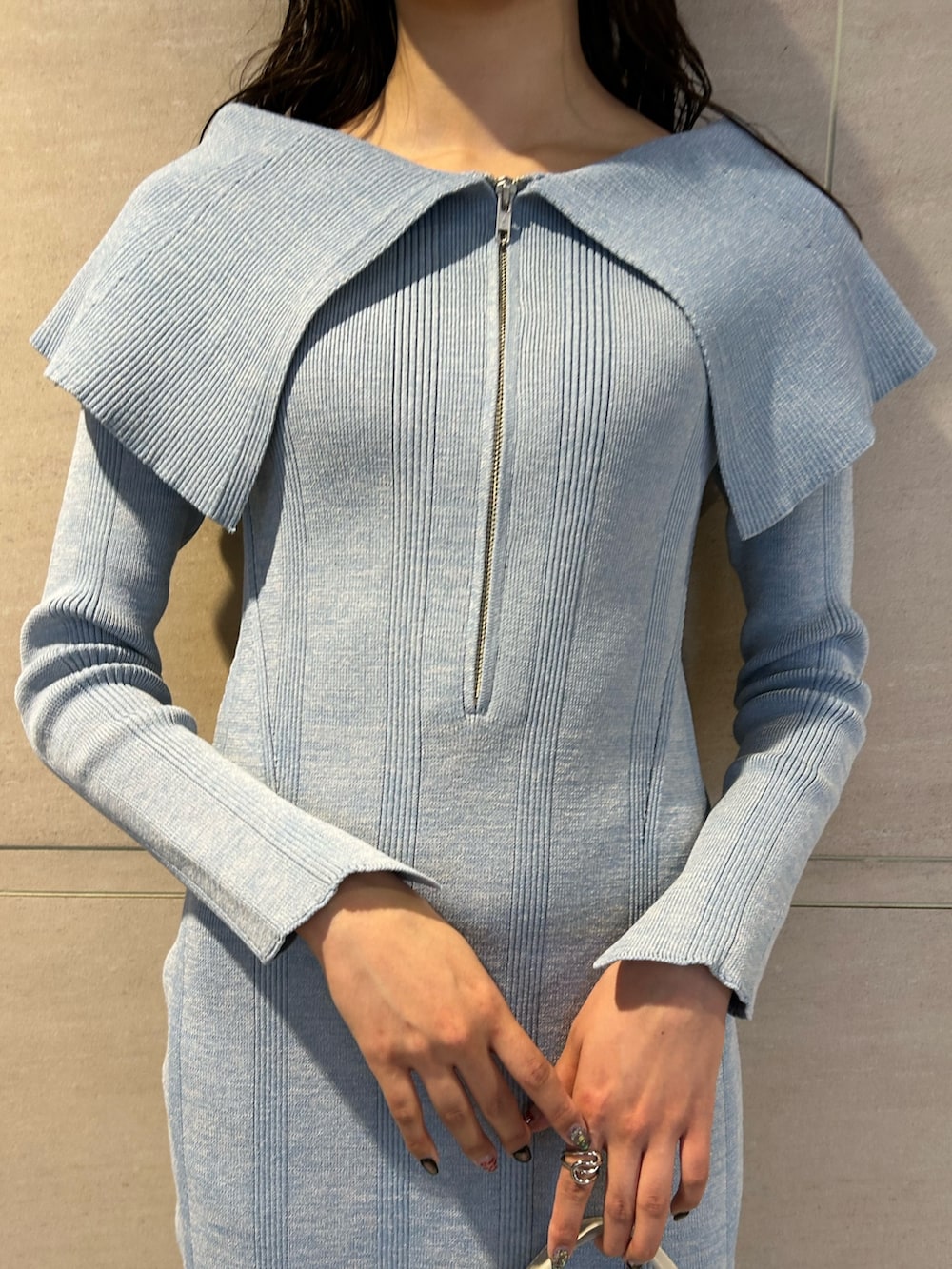 ブルー系のワンピース、ホワイト系のショルダーバッグを着用したレディースの春コーディネートの4枚目の写真