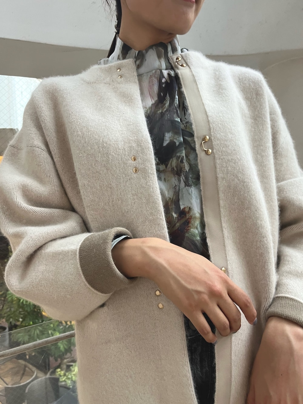 グリーン系のシャツ/ブラウス、ホワイト系のハンドバッグ、ホワイト系のカーディガン/ボレロを着用したレディースの夏コーディネートの4枚目の写真