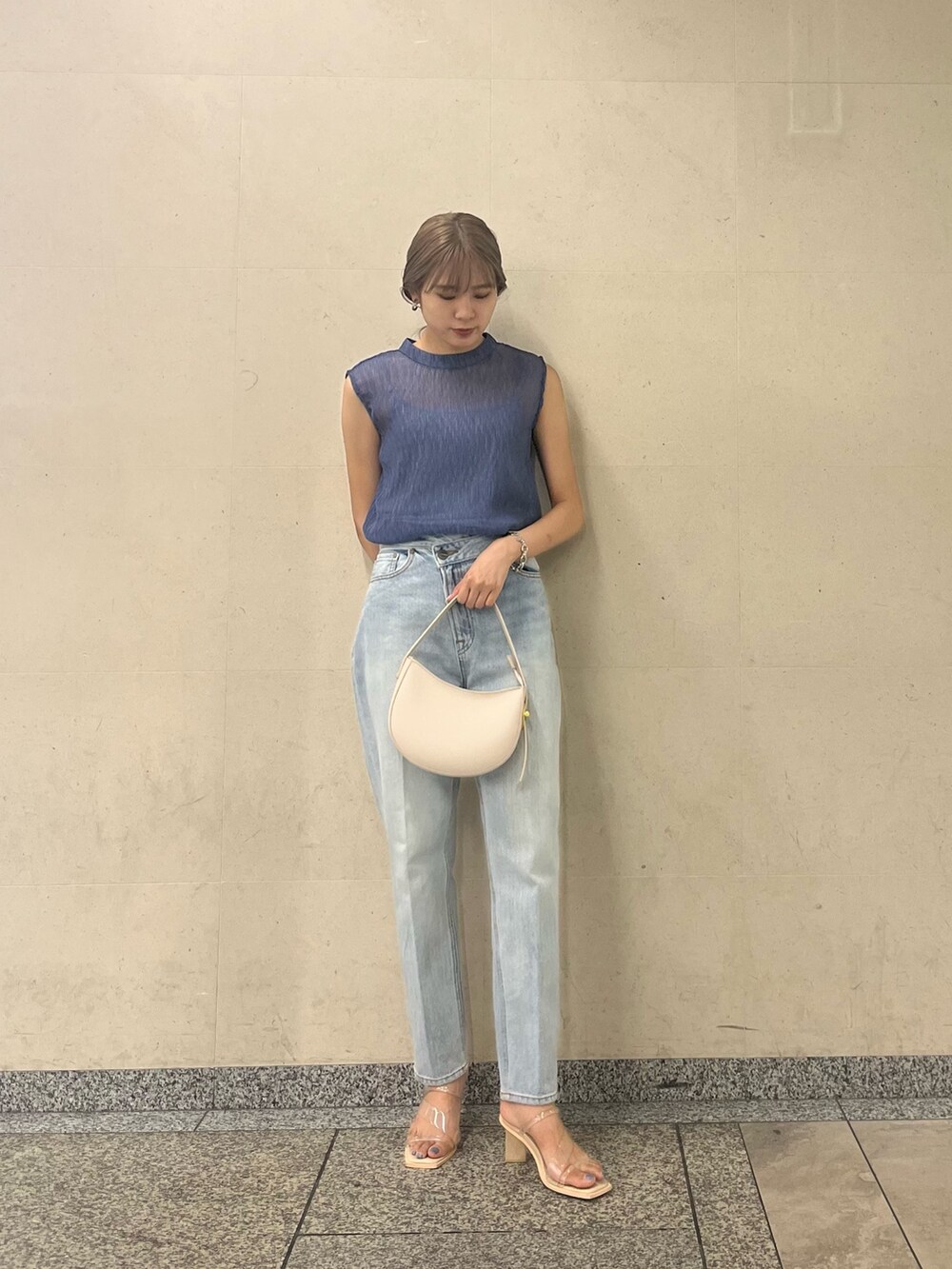 ブルー系のシャツ/ブラウス、ブルー系のデニムパンツを着用したレディースの夏コーディネートの4枚目の写真