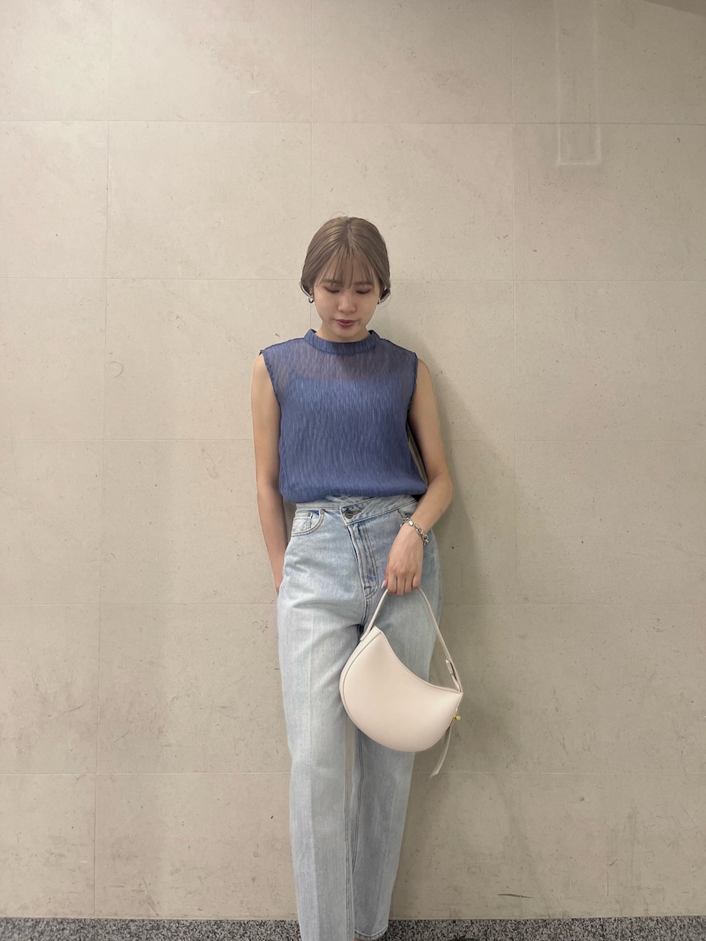 ブルー系のシャツ/ブラウス、ブルー系のデニムパンツを着用したレディースの夏コーディネートの6枚目の写真