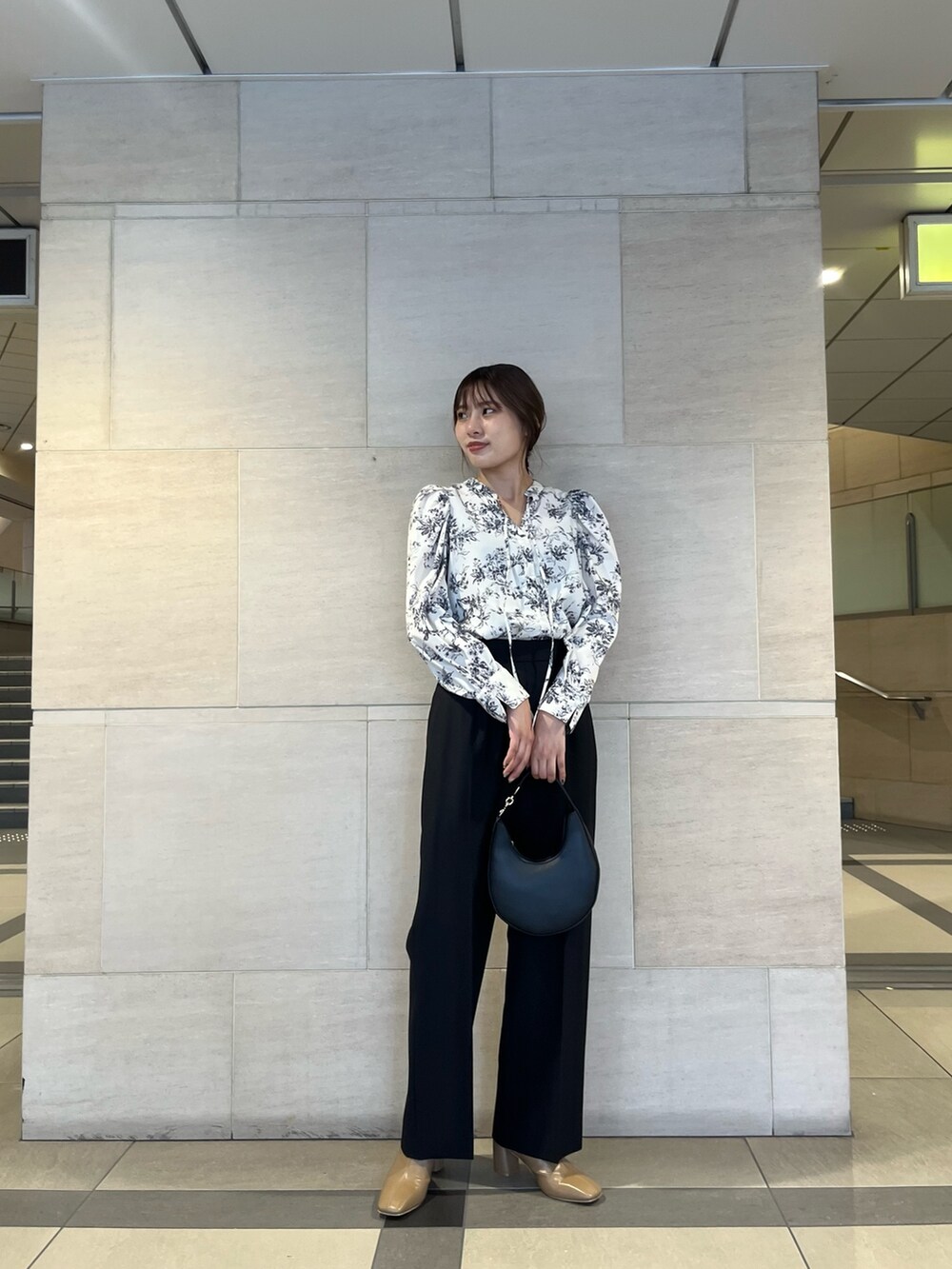 ホワイト系のシャツ/ブラウス、ブラック系のその他パンツ、ブラック系のハンドバッグを着用したレディースの秋コーディネートの2枚目の写真