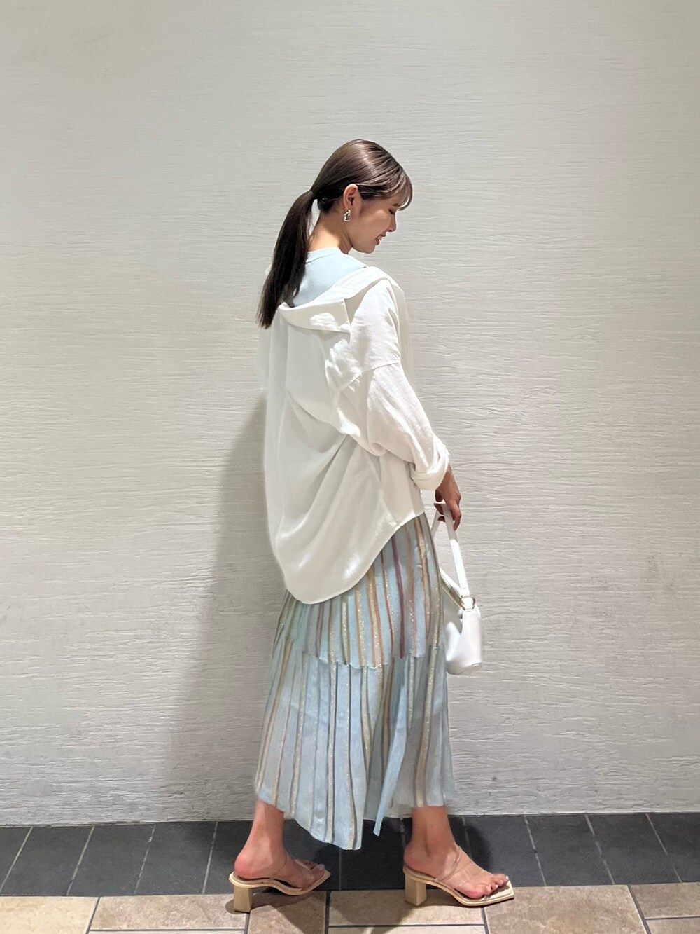 ブルー系のワンピース、ホワイト系のシャツ/ブラウス、その他のサンダルを着用したレディースの夏コーディネートの2枚目の写真