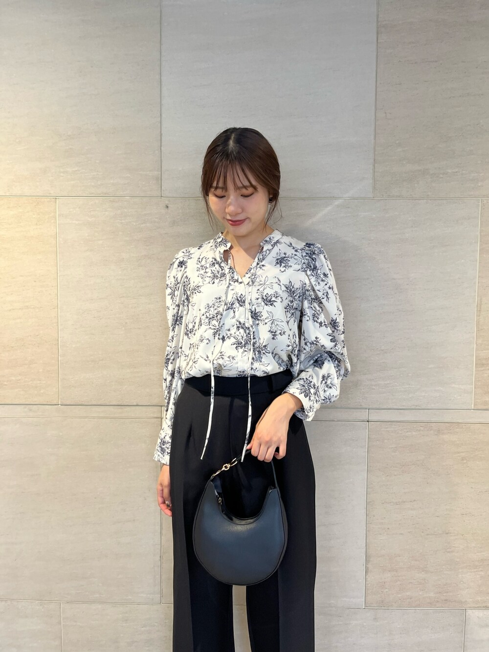 ホワイト系のシャツ/ブラウス、ブラック系のその他パンツ、ブラック系のハンドバッグを着用したレディースの秋コーディネートの10枚目の写真