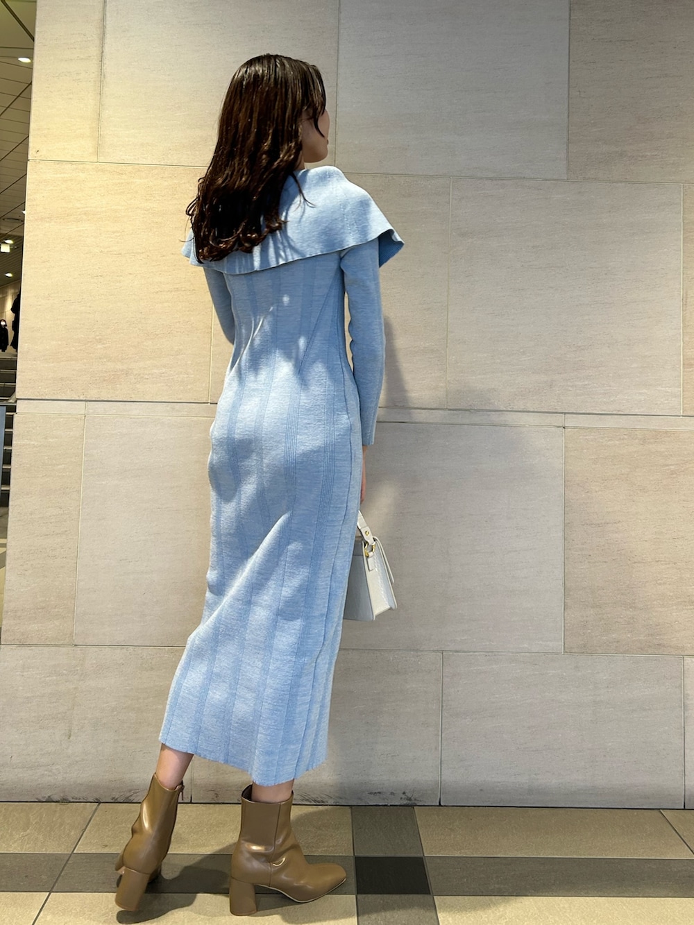 ブルー系のワンピース、ホワイト系のショルダーバッグを着用したレディースの春コーディネートの2枚目の写真