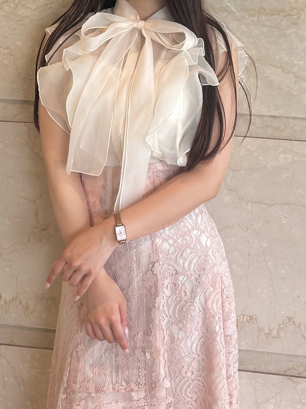 ピンク系のスカート、ベージュ系のパンプス、ホワイト系のシャツ/ブラウスを着用したレディースの夏コーディネートの2枚目の写真