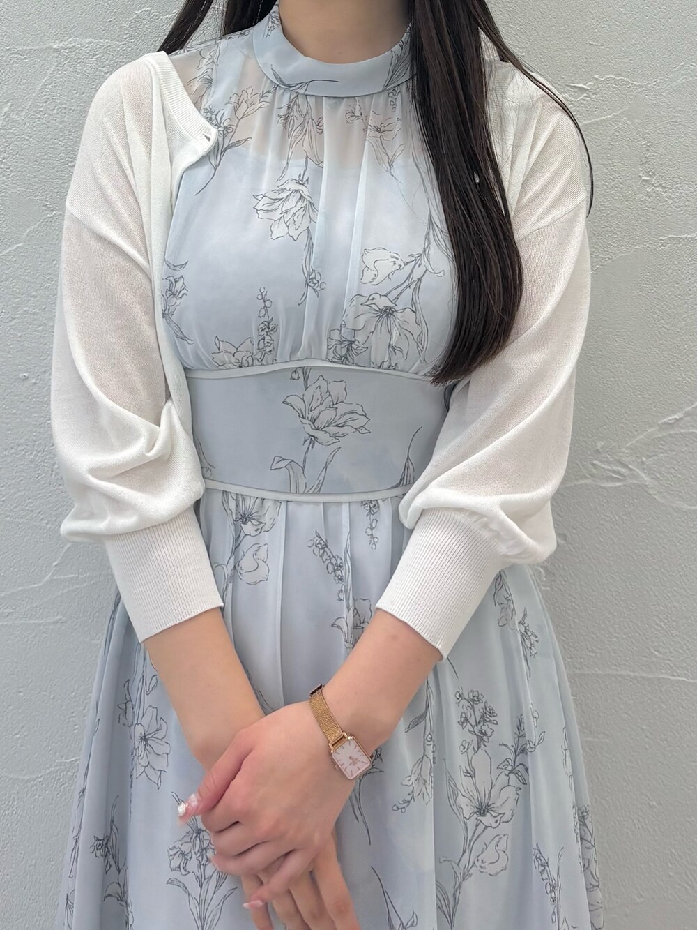 ブルー系のワンピース、ブルー系のパンプス、ホワイト系のカーディガン/ボレロを着用したレディースの夏コーディネートの3枚目の写真