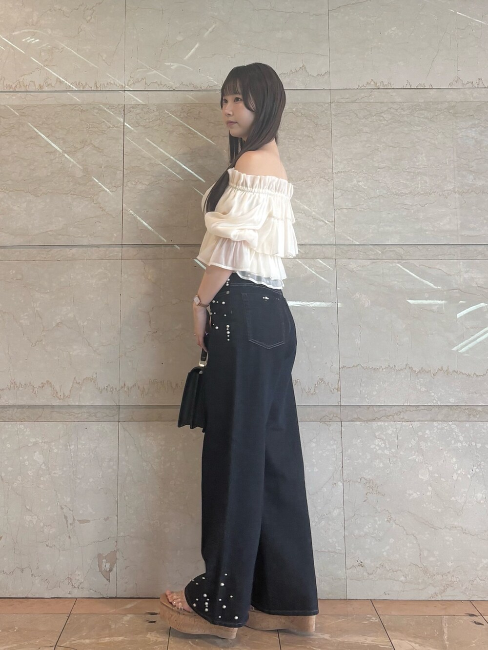 ブルー系のデニムパンツ、その他のサンダル、ホワイト系のシャツ/ブラウスを着用したレディースの夏コーディネートの3枚目の写真