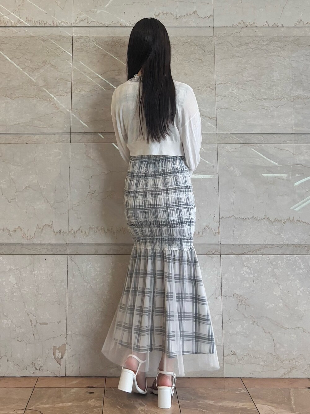 ホワイト系のサンダル、ホワイト系のカーディガン/ボレロ、ホワイト系のワンピースを着用したレディースの夏コーディネートの3枚目の写真