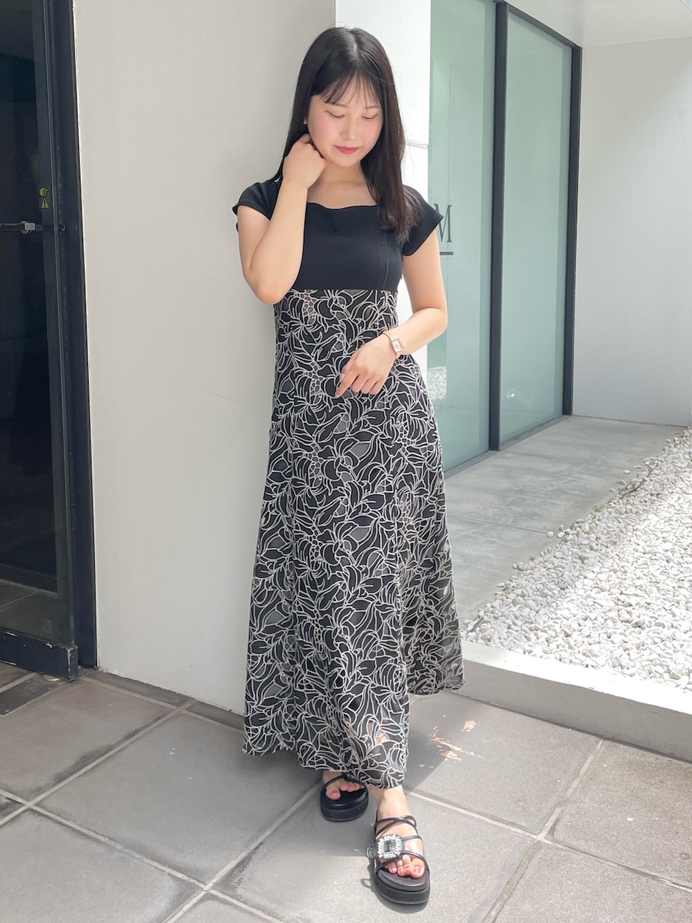 ブラック系のサンダル、ブラック系のワンピースを着用したレディースの夏コーディネートの2枚目の写真