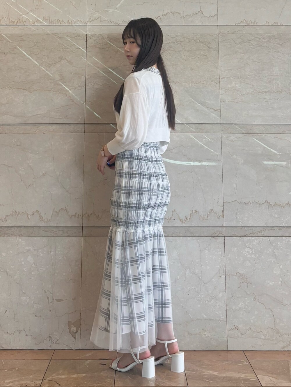 ホワイト系のサンダル、ホワイト系のカーディガン/ボレロ、ホワイト系のワンピースを着用したレディースの夏コーディネートの5枚目の写真