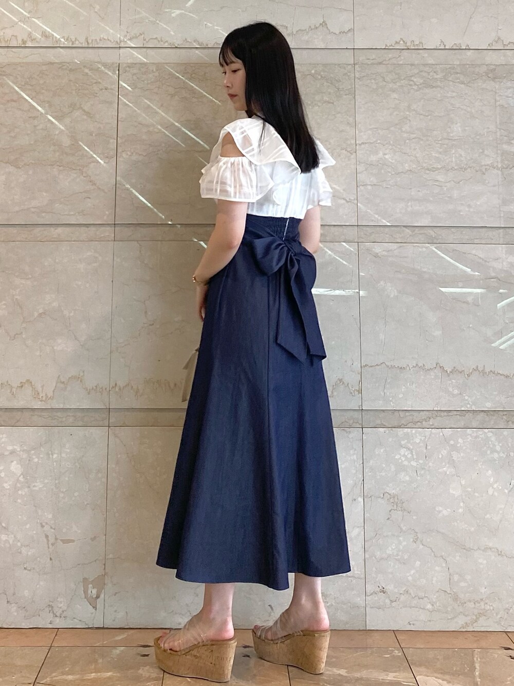 その他のサンダル、ベージュ系のショルダーバッグ、ホワイト系のワンピースを着用したレディースの夏コーディネートの2枚目の写真