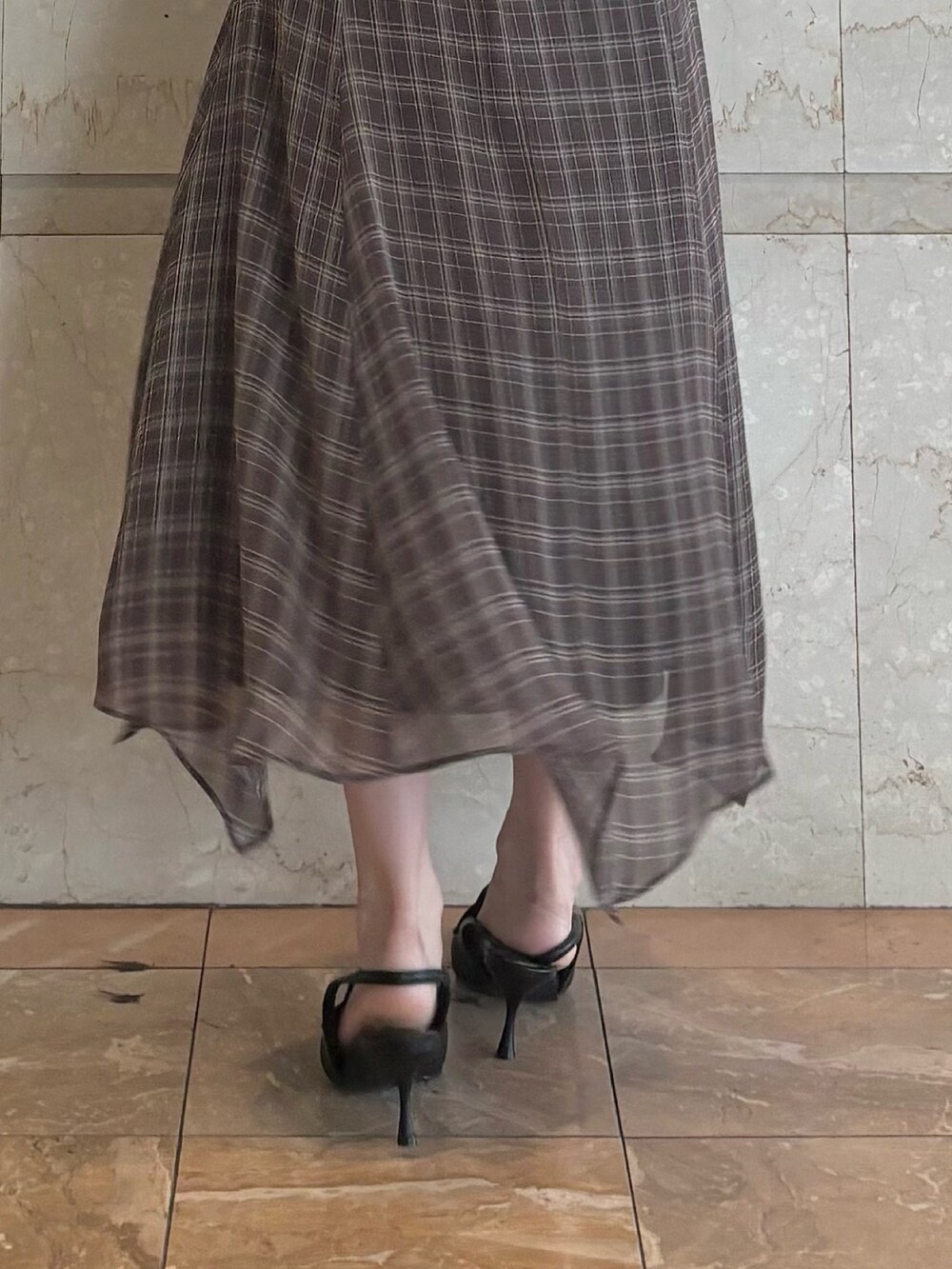 ブラウン系のワンピース、ブラック系のパンプス、ブラック系のカーディガン/ボレロを着用したレディースの夏コーディネートの5枚目の写真