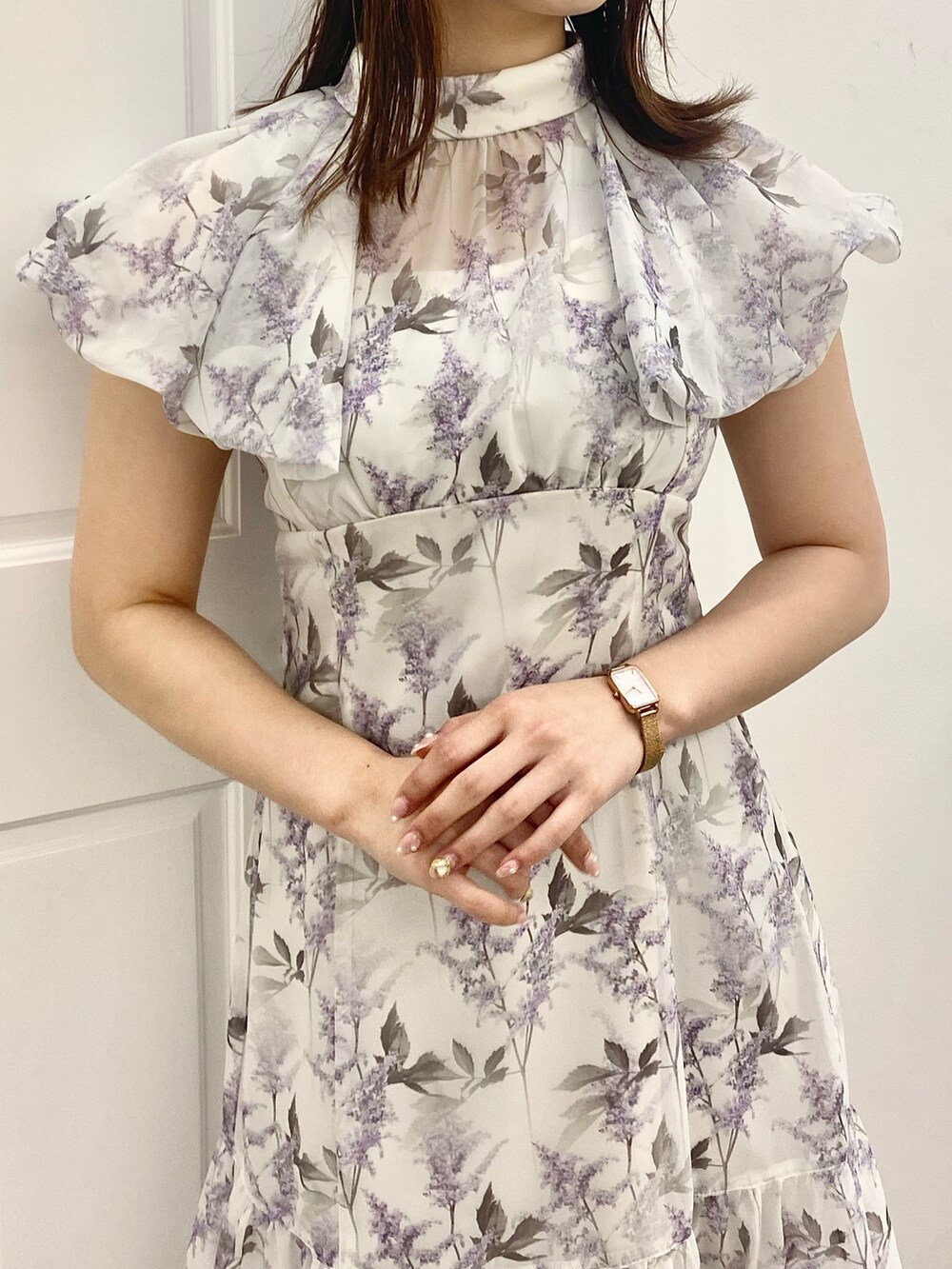 ホワイト系のサンダル、パープル系のワンピースを着用したレディースの春コーディネートの4枚目の写真