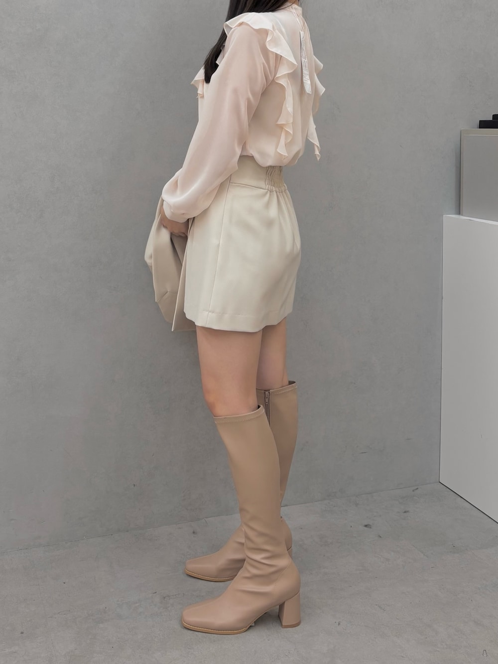 ピンク系のシャツ/ブラウス、ホワイト系のテーラードジャケット、ホワイト系のスカートを着用したレディースの冬コーディネートの3枚目の写真