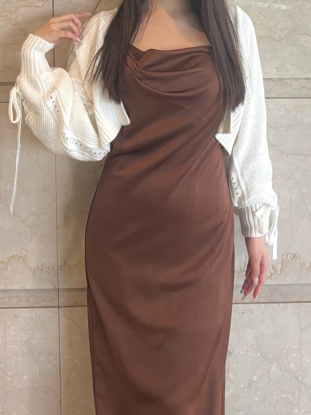 ブラウン系のワンピース、ホワイト系のブーツ、ホワイト系のカーディガン/ボレロを着用したレディースの秋コーディネートの5枚目の写真