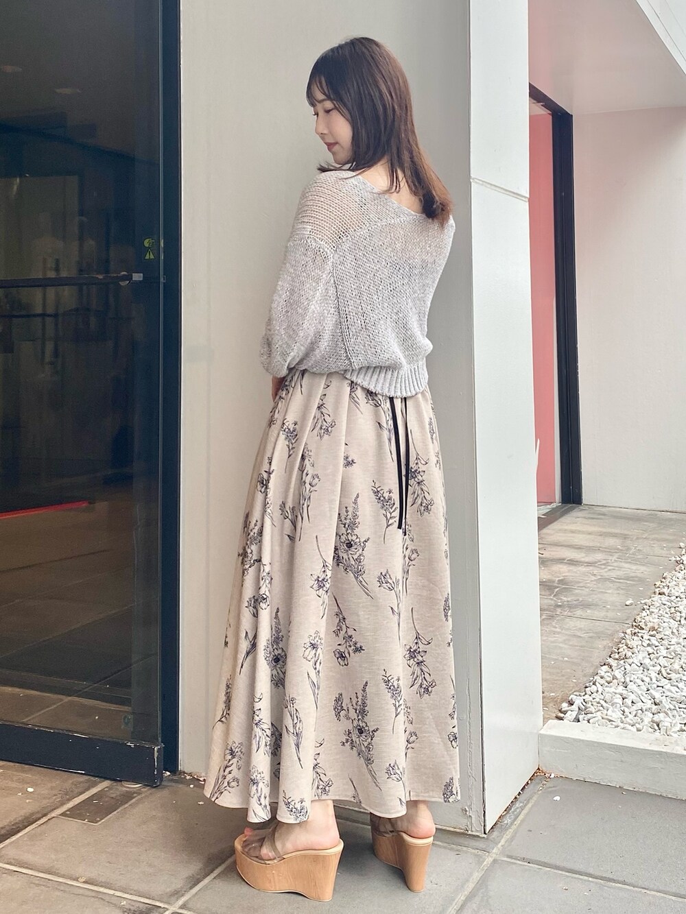 その他のワンピース、グレー系のサンダル、グレー系のカーディガン/ボレロを着用したレディースの春コーディネートの4枚目の写真