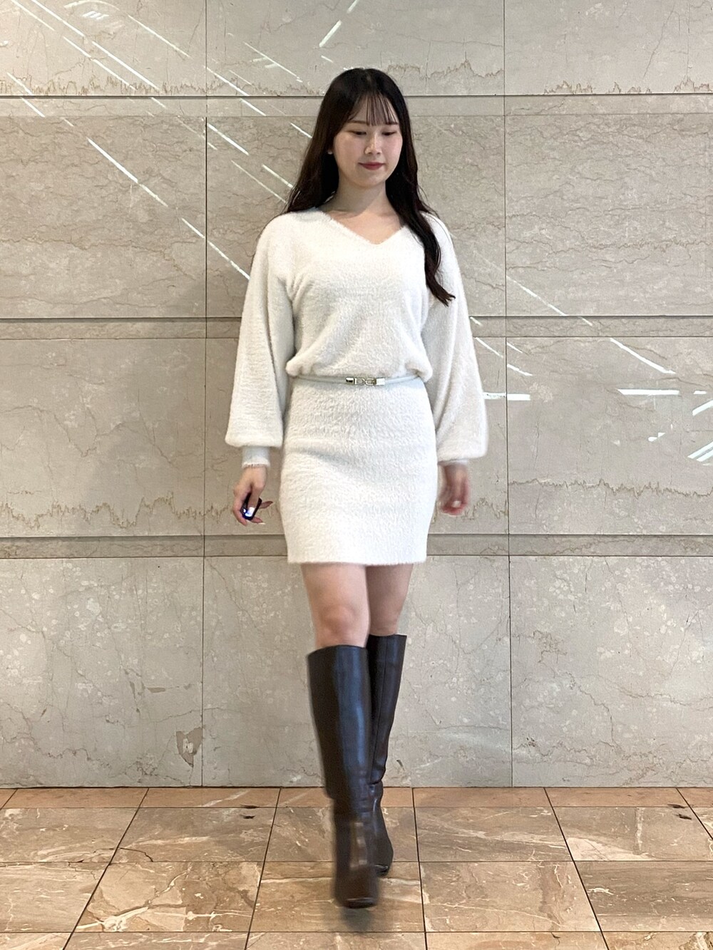 ホワイト系のワンピース、ブラウン系のブーツ、ホワイト系のベルトを着用したレディースの秋コーディネートの4枚目の写真