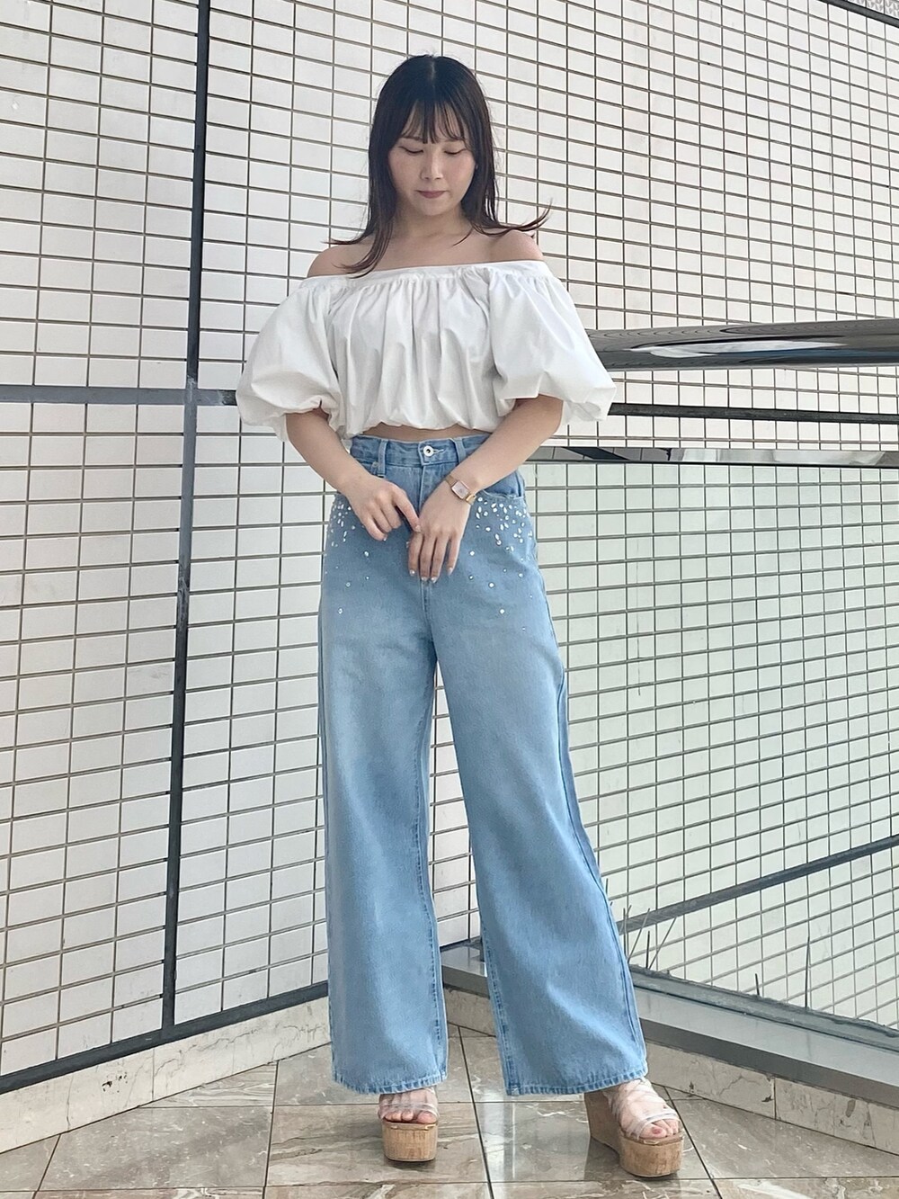 ブルー系のデニムパンツ、その他のサンダル、ホワイト系のシャツ/ブラウスを着用したレディースの夏コーディネートの4枚目の写真