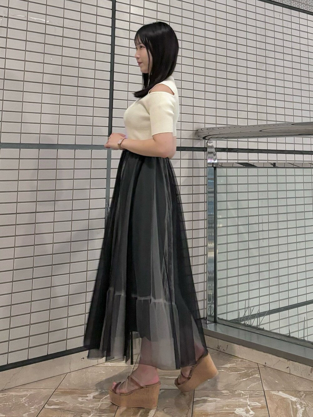 ホワイト系のワンピース、ベージュ系のサンダルを着用したレディースの夏コーディネートの3枚目の写真