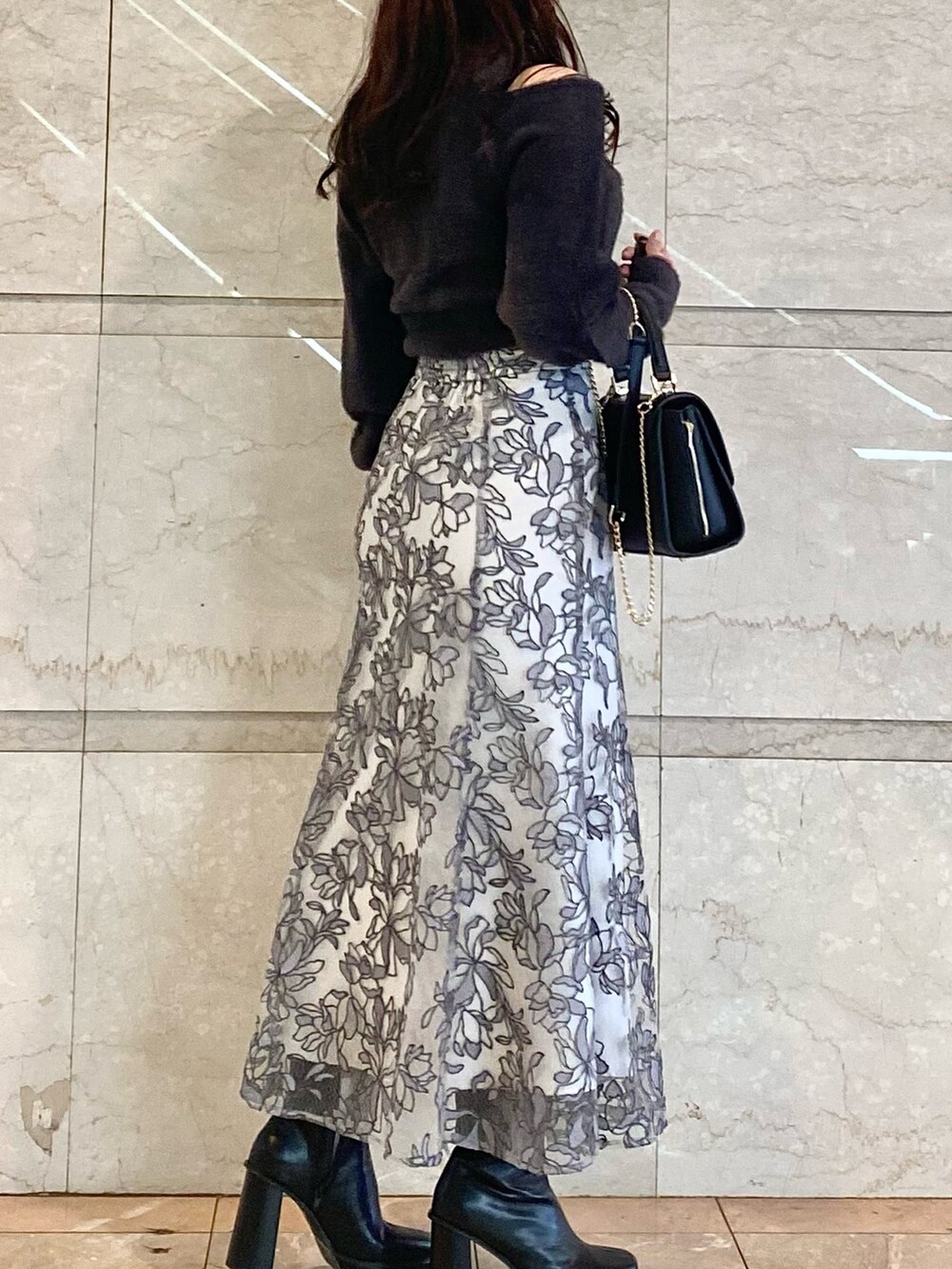 ブラック系のブーツ、ブラック系のショルダーバッグ、グレー系のニット/セーターを着用したレディースの秋コーディネートの2枚目の写真