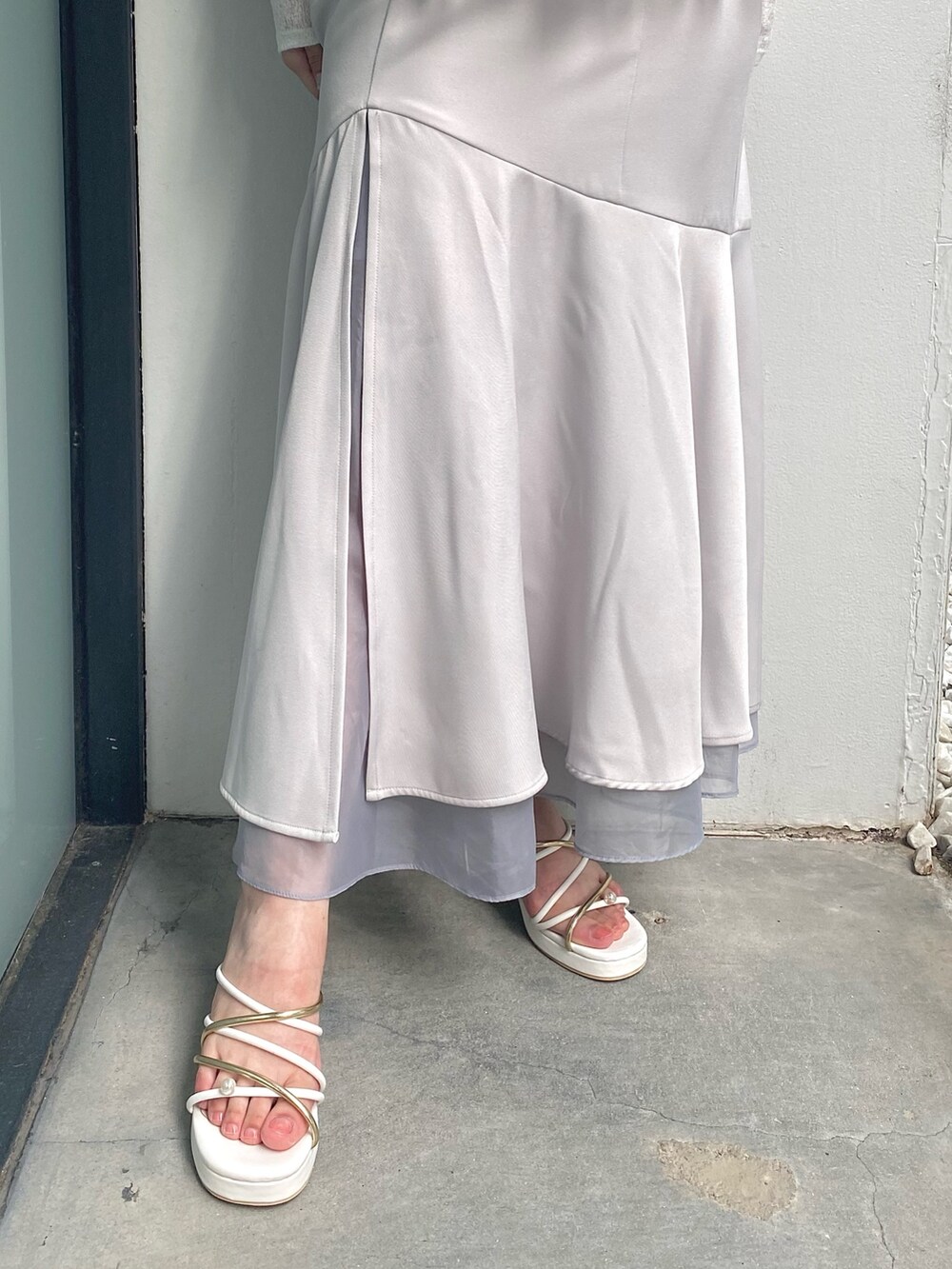 グレー系のスカート、ホワイト系のサンダル、ホワイト系のシャツ/ブラウスを着用したレディースの夏コーディネートの4枚目の写真