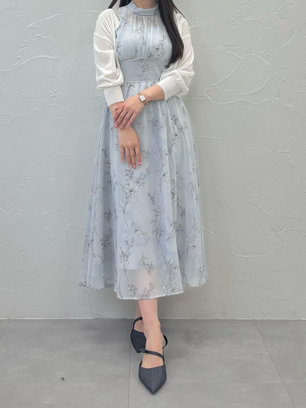 ブルー系のワンピース、ブルー系のパンプス、ホワイト系のカーディガン/ボレロを着用したレディースの夏コーディネートの2枚目の写真