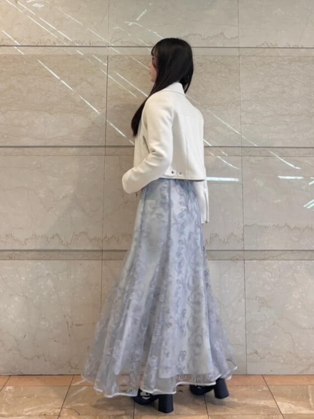 「春服コーデ、オトナカワイイ、ootd」｜「MERCURYDUOのラインフラワーバックレースアップ刺繍スカート（スカート、ブルー系）」を使った、NANAさん（レディース・155cm）の春コーディネートの3枚目の写真