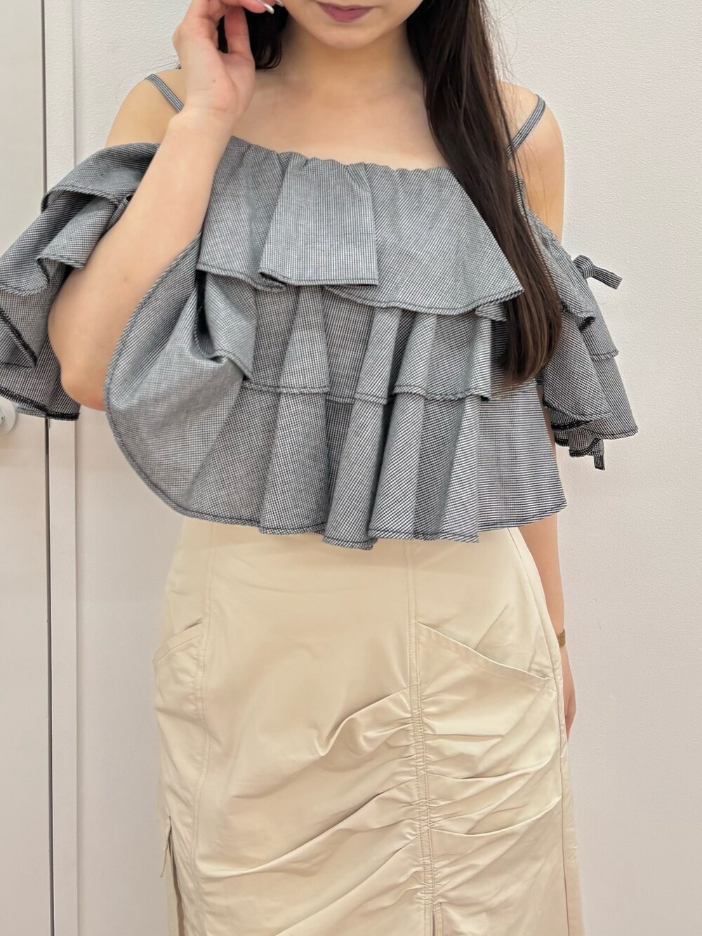 ホワイト系のスカート、ホワイト系のサンダル、その他のシャツ/ブラウスを着用したレディースの夏コーディネートの5枚目の写真