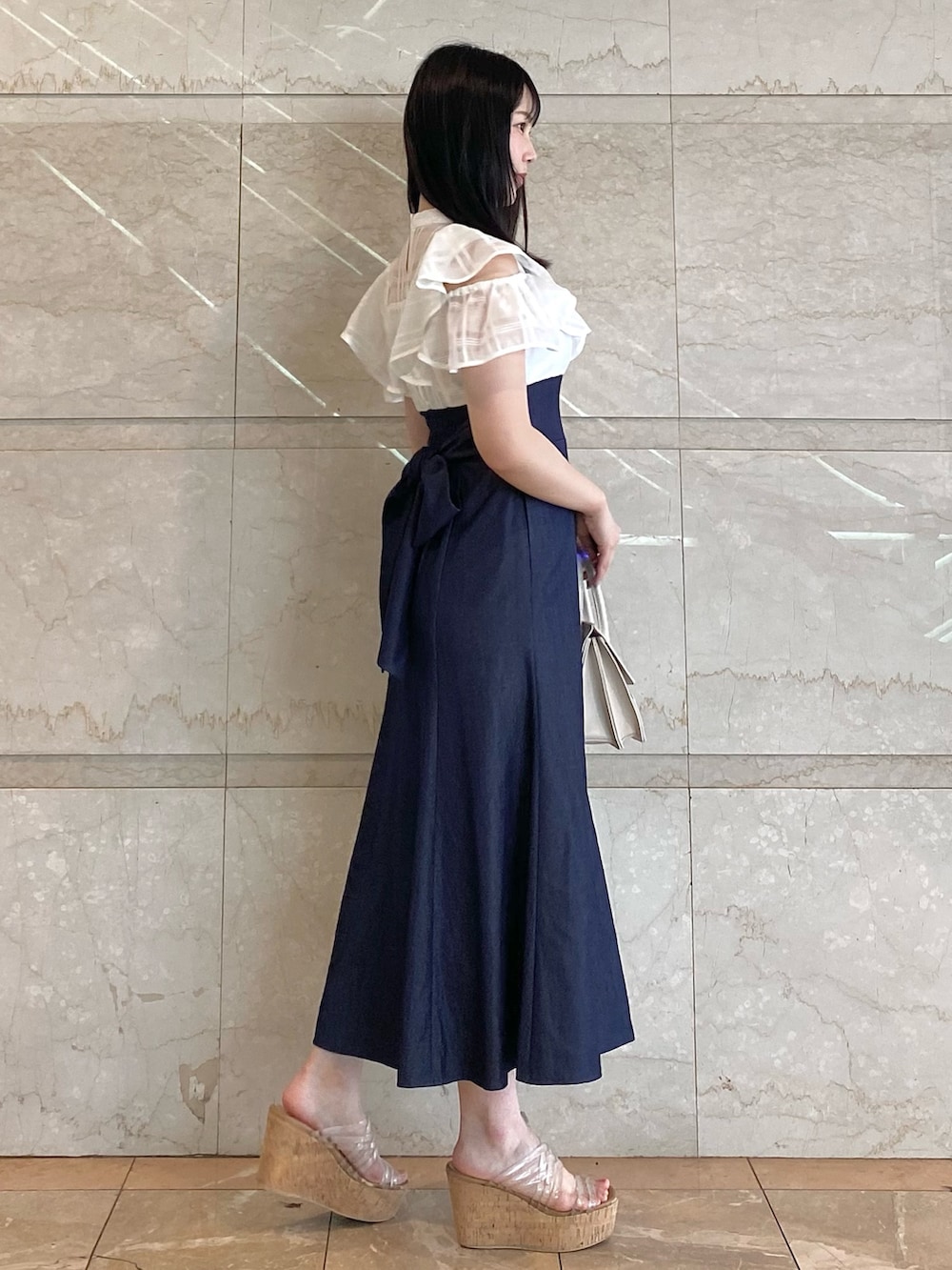 その他のサンダル、ベージュ系のショルダーバッグ、ホワイト系のワンピースを着用したレディースの夏コーディネートの6枚目の写真