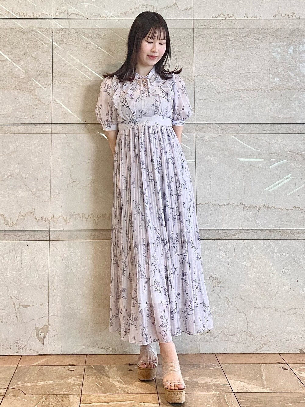 ピンク系のワンピース、その他のサンダルを着用したレディースの春コーディネートの2枚目の写真