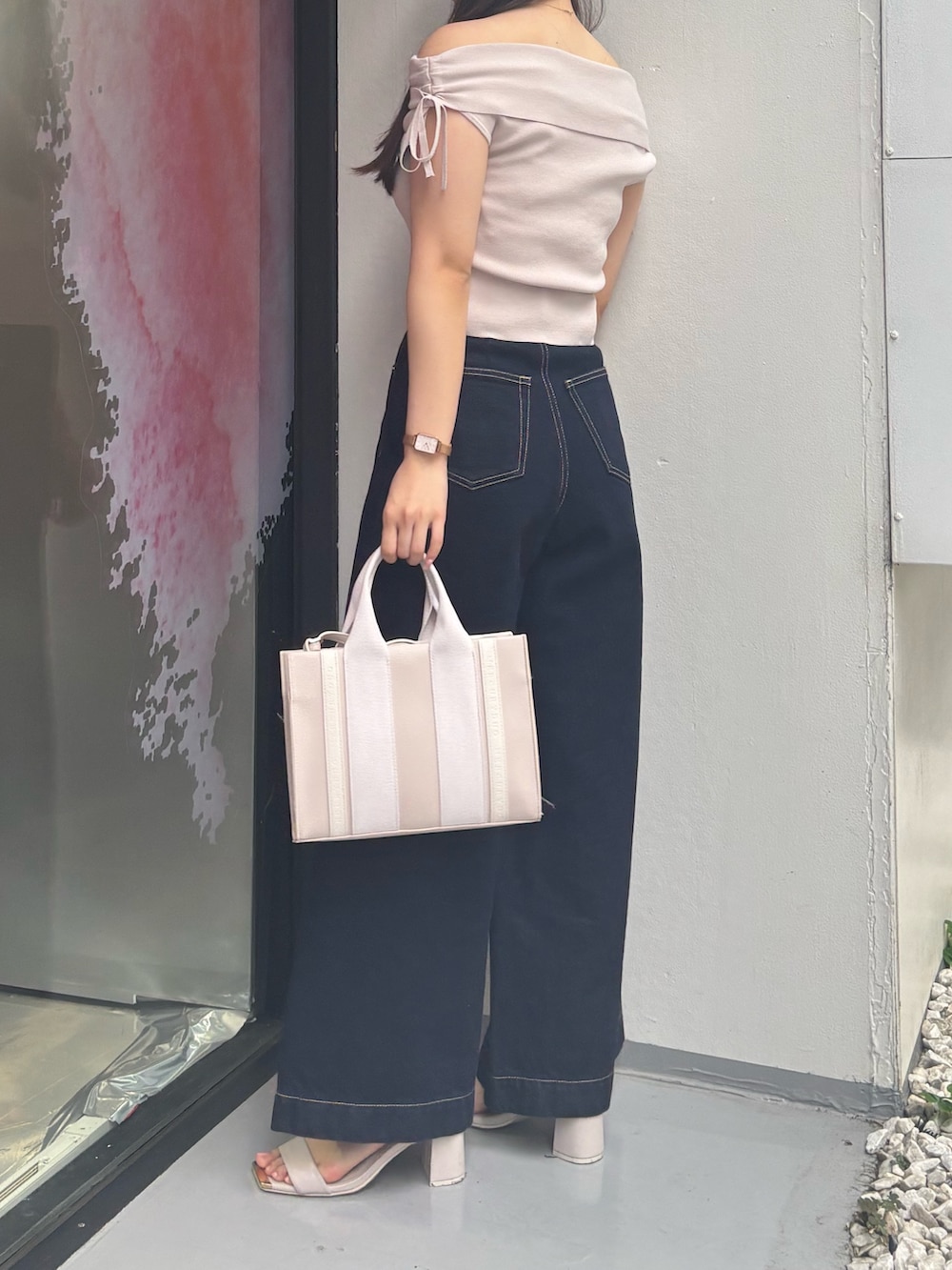 「Levi'sのLevis RIBCAGE WIDE LEG（デニムパンツ、ブルー系）」を使った、NANAさん（レディース・155cm）の夏コーディネートの3枚目の写真