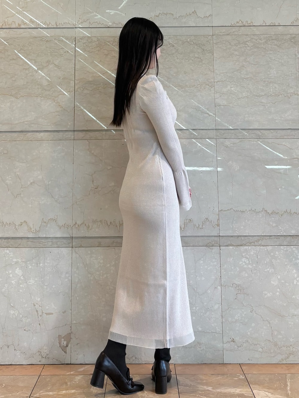 ホワイト系のワンピース、ブラウン系のブーツを着用したレディースの冬コーディネートの4枚目の写真