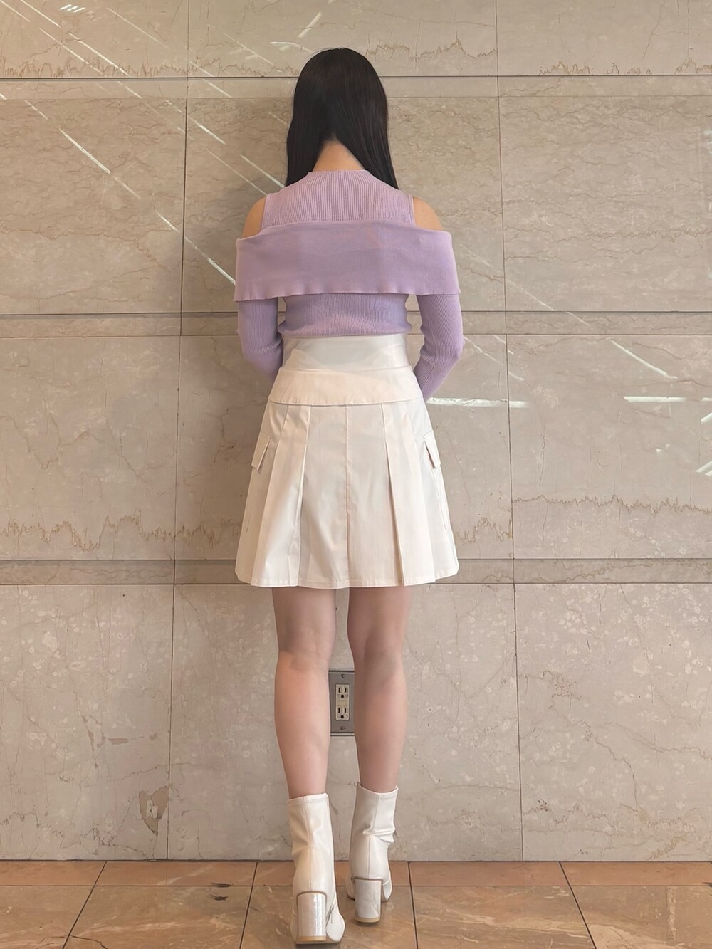 ホワイト系のショルダーバッグ、パープル系のニット/セーター、ホワイト系のスカートを着用したレディースの冬コーディネートの3枚目の写真