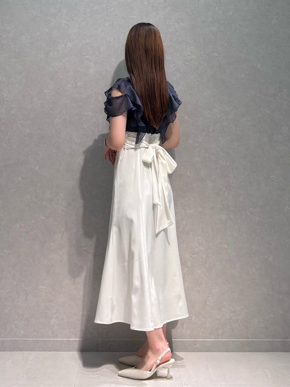 ブルー系のワンピース、ホワイト系のパンプスを着用したレディースの春コーディネートの4枚目の写真