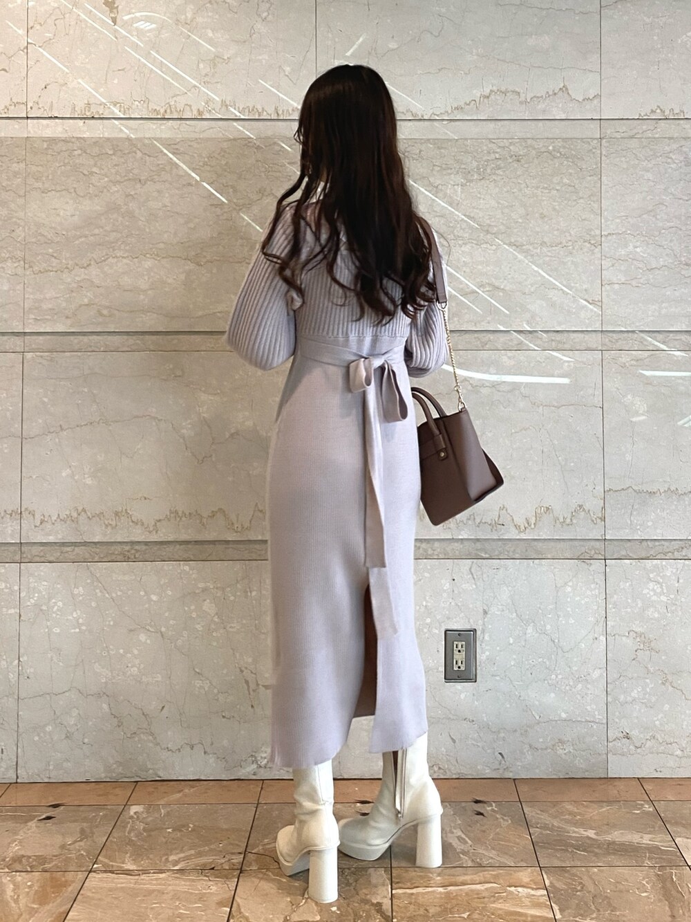 ホワイト系のブーツ、ピンク系のワンピース、ブラウン系のハンドバッグを着用したレディースの秋コーディネートの4枚目の写真