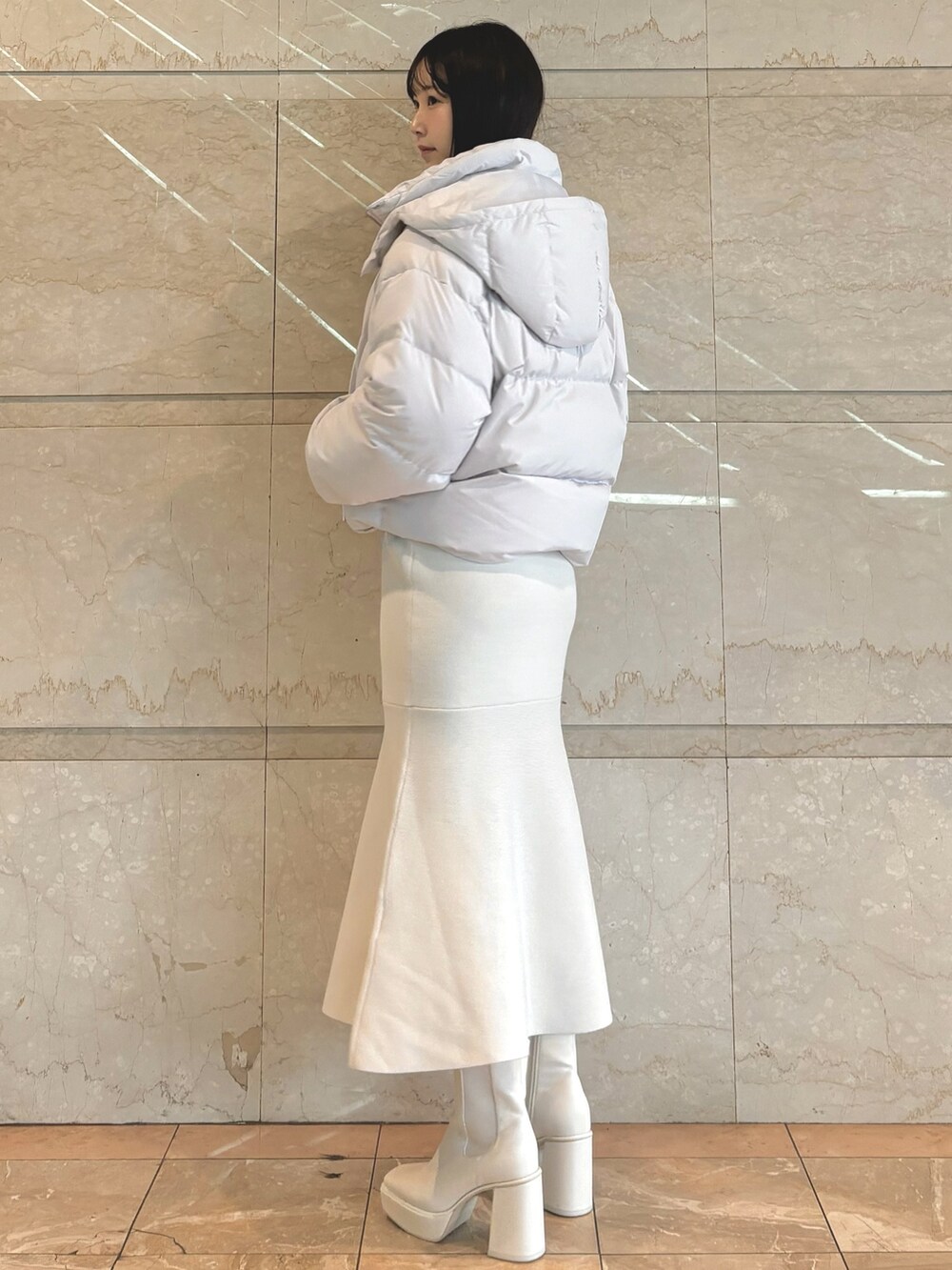 ホワイト系のワンピース、ホワイト系のブーツ、パープル系のダウンジャケット/コートを着用したレディースの秋コーディネートの3枚目の写真