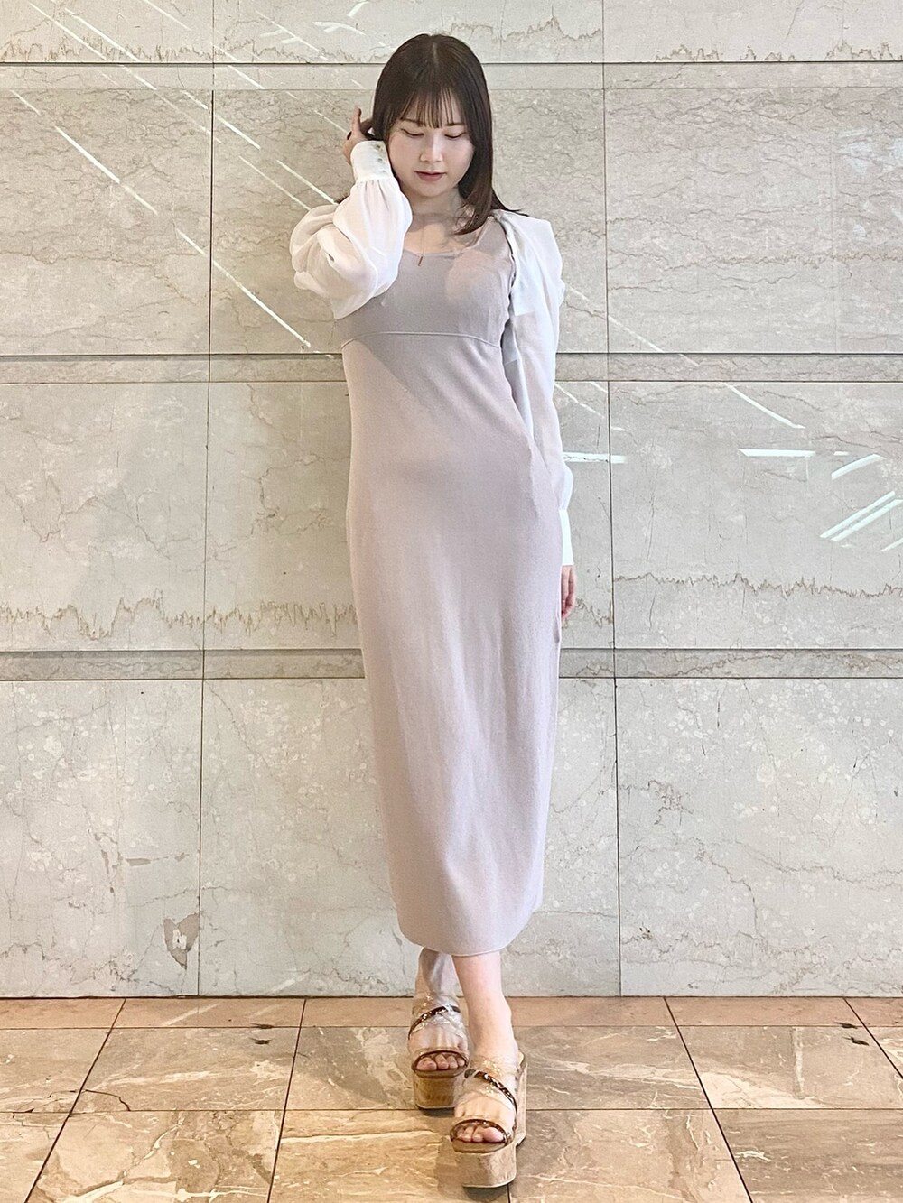 ベージュ系のワンピース、ブラウン系のサンダルを着用したレディースの春コーディネートの2枚目の写真