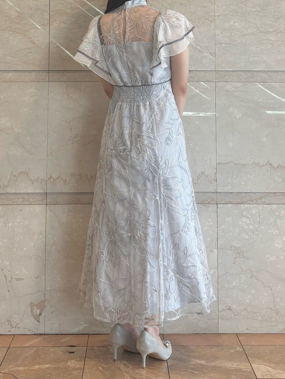 グレー系のドレス、ベージュ系のパンプスを着用したレディースの秋コーディネートの4枚目の写真